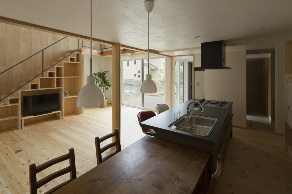 キッチンは玄関から直接アクセス可能なパントリーを隣接して設け、アイランド形式としています。